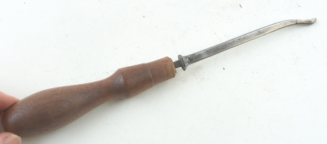 Addis 1/8" No. 9 bent chisel 