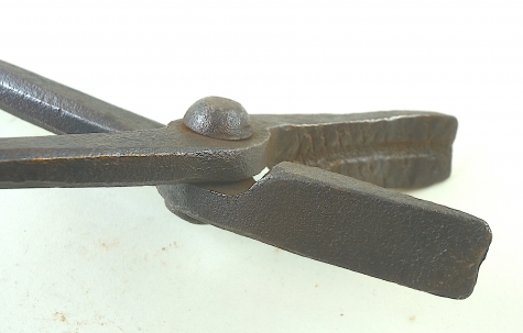 Blacksmith's flat tongs with shallow groove