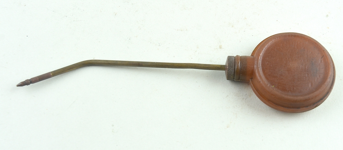 Round oiler with long spout