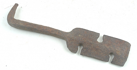 Primitive forged saw wrest