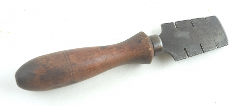 Small saw wrest